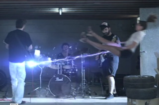 La protagonista sale despedida por un calambrazo