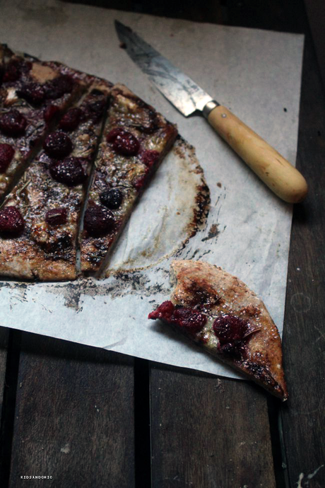 Pizza dulce de romero frambuesas y camembert