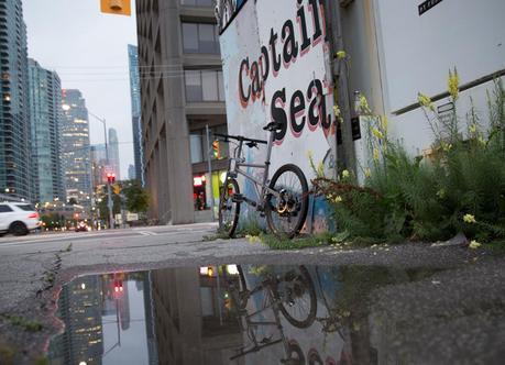 La Helix ofrece una bicicleta plegable en titanio con ruedas más grandes que el promedio La Helix ofrece una bicicleta plegable en titanio con ruedas más grandes que el promedio