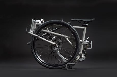 La Helix ofrece una bicicleta plegable en titanio con ruedas más grandes que el promedio La Helix ofrece una bicicleta plegable en titanio con ruedas más grandes que el promedio