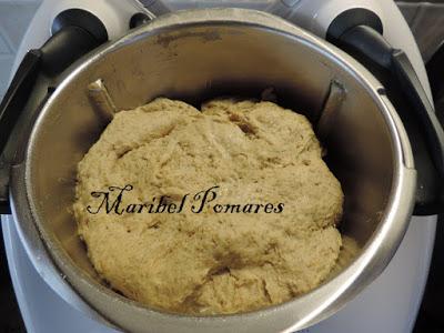 Pan y rosca de panecillos de lentejas rellenos o preñaos de chorizo, bacon, salsa carbonara y queso.