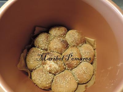 Pan y rosca de panecillos de lentejas rellenos o preñaos de chorizo, bacon, salsa carbonara y queso.