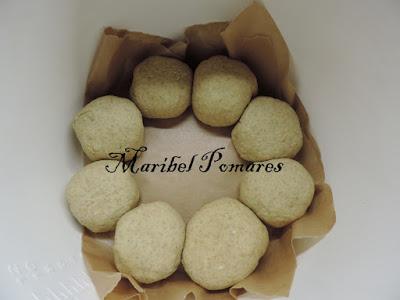 Pan y rosca de panecillos de lentejas rellenos o preñaos de chorizo, bacon, salsa carbonara y queso.