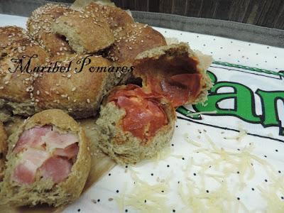 Pan y rosca de panecillos de lentejas rellenos o preñaos de chorizo, bacon, salsa carbonara y queso.