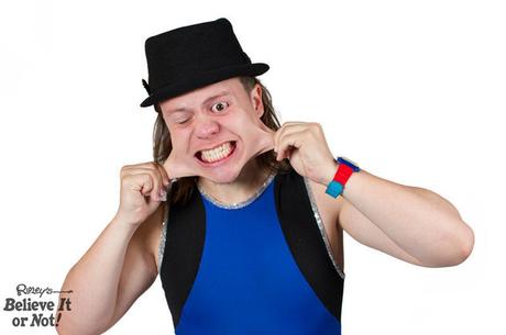 El hombre más elástico del mundo fácilmente puede caber en una maleta