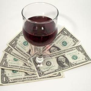 10 Cosas que no debes hacer en una mesa entorno al vino