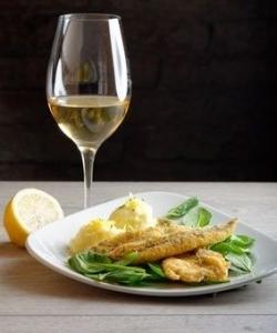 10 Cosas que no debes hacer en una mesa entorno al vino