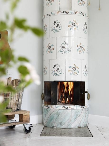 piso pequeño decoración inspiración nórdica estilo escandinavo decoración textiles decoración estilo nórdico decoración calida decoración acogedora confortable chimenea en el dormitorio blog decoracion interiores 