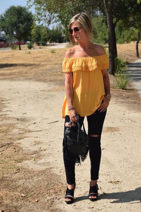 Mustard an black outfit