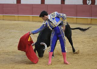 ENRIQUE PONCE DICTA TODA UNA LECCIÓN DE TAUROMAQUIA HOY EN CABRA