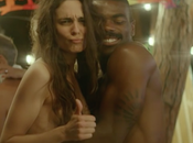 IKEA lanza anuncio lleno gente bolas para vender mesas