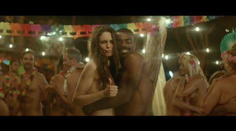 IKEA lanza un anuncio lleno de gente en bolas para vender mesas