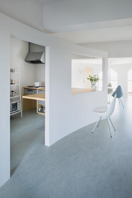 Curvas y distribución protagonistas del diseño interior de este apartamento en Japón