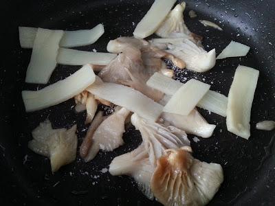 POLLO CON BAMBU Y SETAS