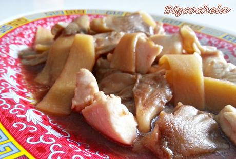 POLLO CON BAMBU Y SETAS