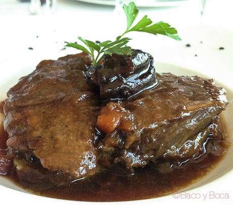 meloso de ternera estofado , con orejones, dátiles, champiñones y patatas la peni molins de rei Baco y Boca