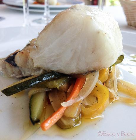 Merluza al Horno con verduras al wok y alioli la peni molins de rei Baco y Boca