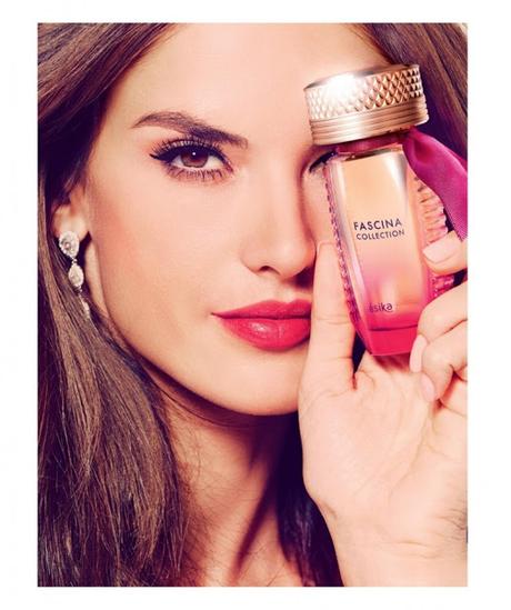 Alessandra Ambrosio es una sensual belleza en la campaña del perfume Fascina