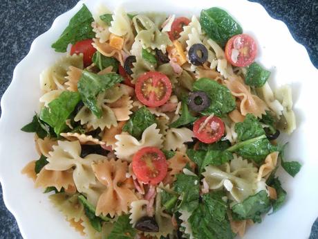 Triunfa en verano con esta original ensalada de pasta con espinacas, bacon y queso