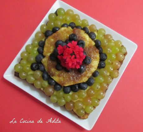Tarta con uvas fresas y arándanos