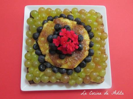 Tarta con uvas fresas y arándanos