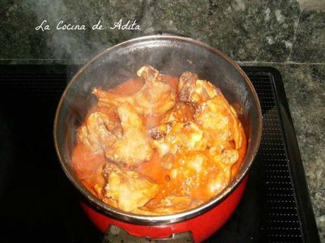 Chuletas de cordero lechal, con salsa de tomate