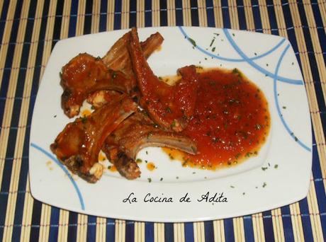 Chuletas de cordero lechal, con salsa de tomate