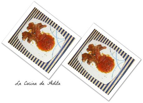 Chuletas de cordero lechal, con salsa de tomate