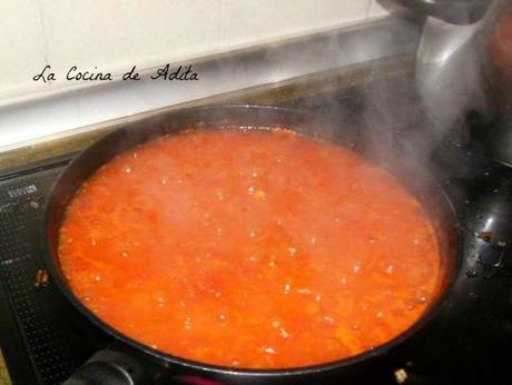 Chuletas de cordero lechal, con salsa de tomate
