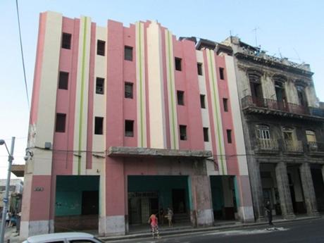 Un edificio reparado, junto a otro sin reparar (foto del autor)