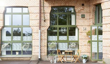 APARTAMENTO A DOBLE ALTURA EN GOTEMBURGO:  LA VIDA A TRAVÉS DEL CRISTAL