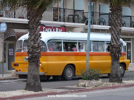 Viejos autobuses en Malta