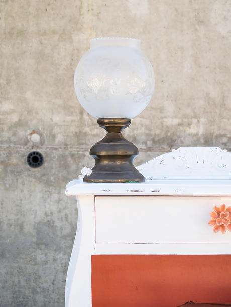 Mesita recuperada Flo