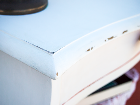 Mesita recuperada Flo