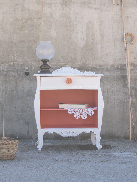 Mesita recuperada Flo