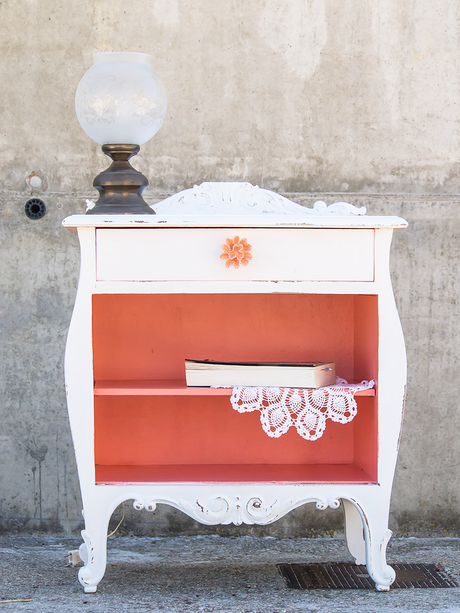 Mesita recuperada Flo