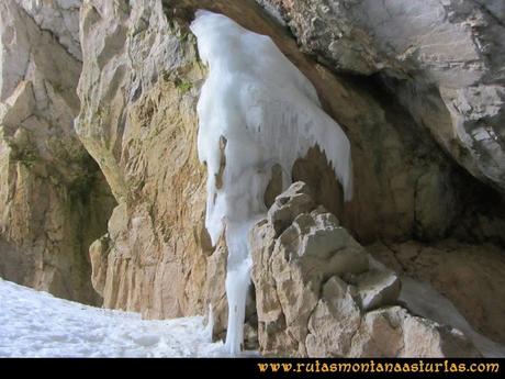 Ruta Peña Castil y Cueva del Hielo: Columna de hielo en la cueva de hielo