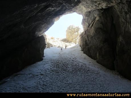 Ruta Peña Castil y Cueva del Hielo: Saliendo de  la cueva de hielo