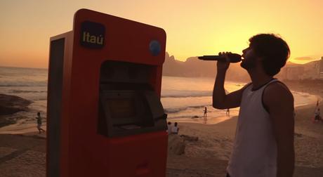 Itaú transforma un cajero en un karaoke en medio de la playa para regalar entradas de Rock in Rio karaoke tiempodepublicidad