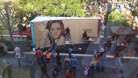 Mural con tapones de corcho Scott Gundersen realizando un mural