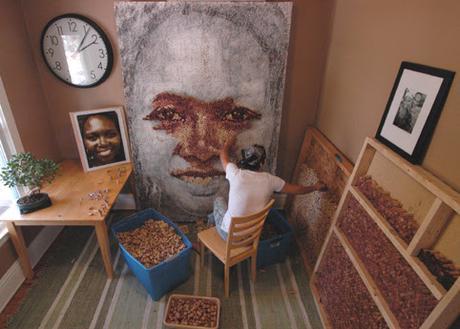 Scott Gundersen trabajando en un retrato Scott Gundersen, retratos con tapones de corcho de vino