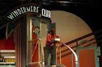 Fotos de una escena y vídeo de la obra de teatro Windermere Club