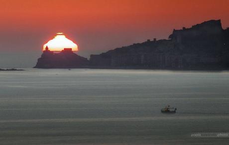 Puesta de Sol distorsionada con flash verde sobre Italia