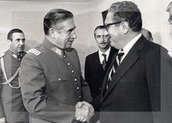 «Reunión Pinochet - Kissinger» de Ministerio de Relaciones Exteriores de Chile. - Archivo General Histórico del Ministerio de Relaciones Exteriores ([1]). Disponible bajo la licencia CC BY 2.0 cl vía Wikimedia Commons - 