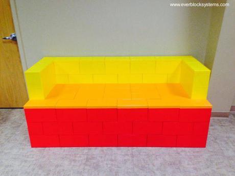 Construcciones a tamaño real con bloques tipo Lego.