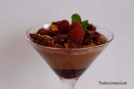 MOUSSE DE CHOCOLATE CON GUIRLACHE DE PISTACHOS Y FRAMBUESAS