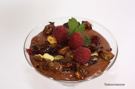 MOUSSE DE CHOCOLATE CON GUIRLACHE DE PISTACHOS Y FRAMBUESAS