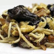 Revuelto de setas y gulas. Receta fácil