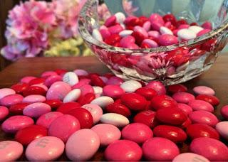 Grageas de chocolate en tonos rosas