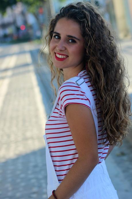 Peto blanco con estilo marinero